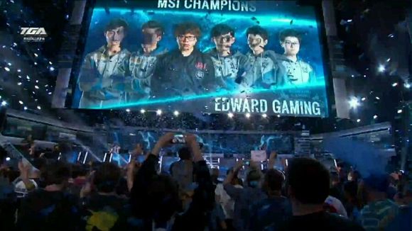 JackeyLove ：对面AD英雄池顺手的只有这几只 这版本不太厉害 没做特别针对