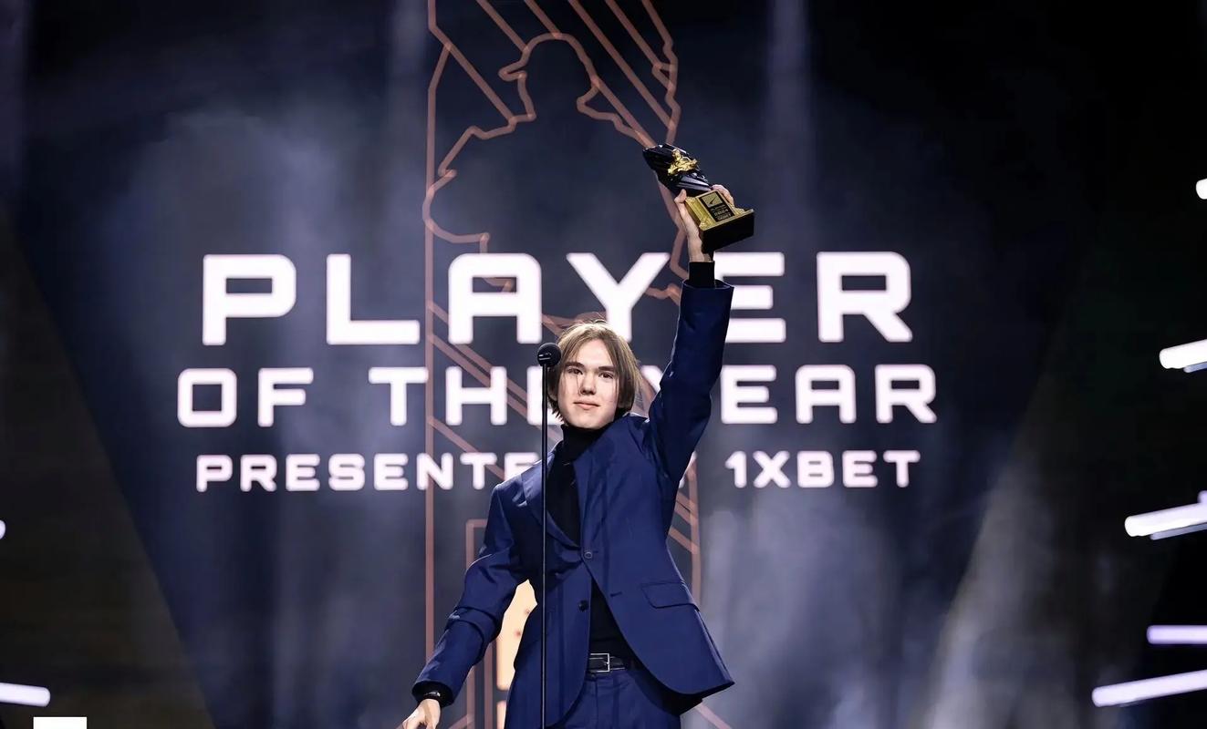 LPL前英文流解说Kitty晒照：昨晚二路直播的look～